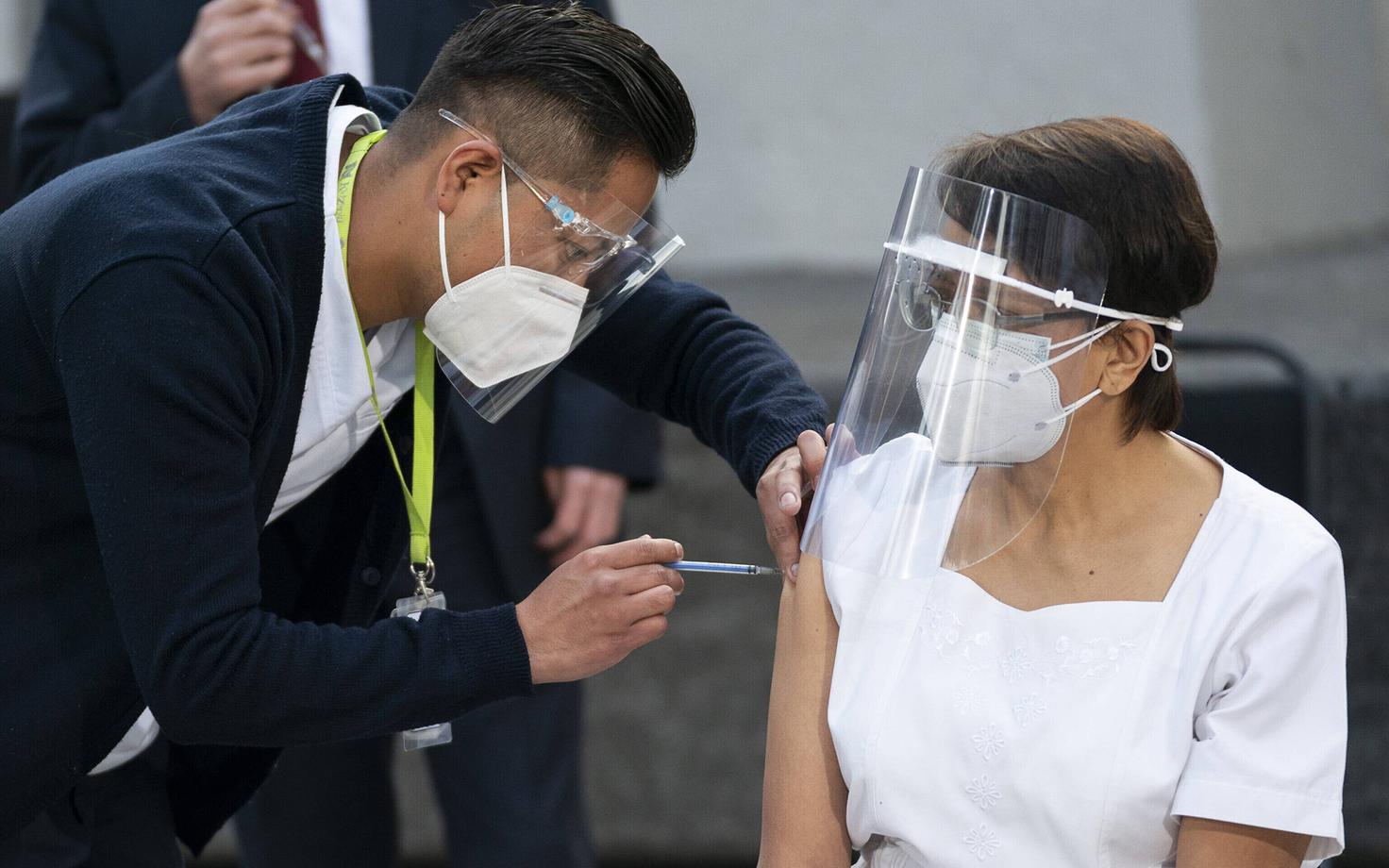 Mehhiko esimese vaktsiini sai medõde María Irene Ramirez.