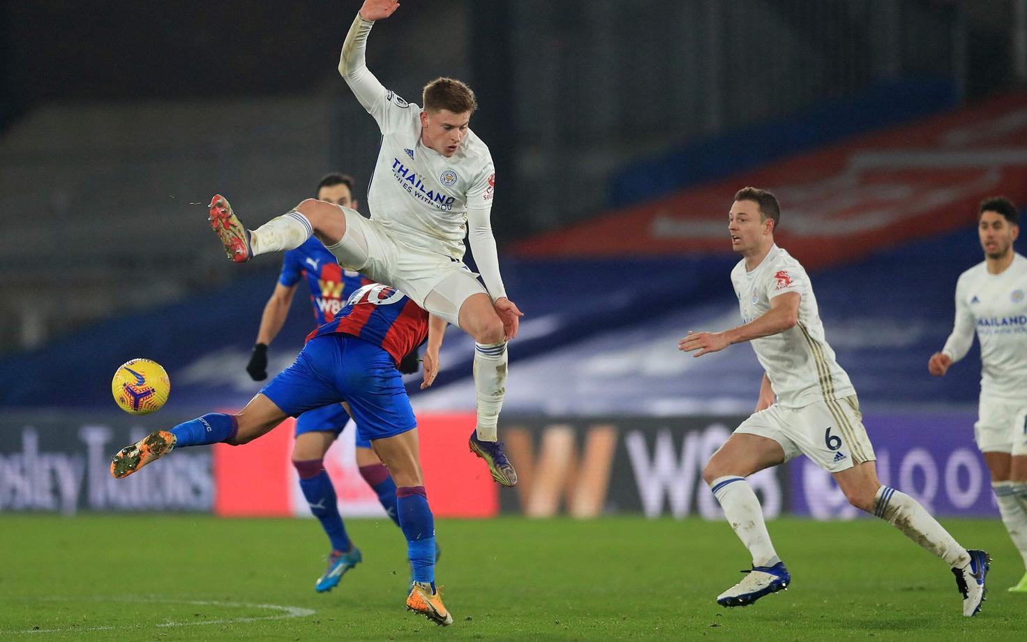 Harvey Barnes põrkamas kokku Andros Townsendiga