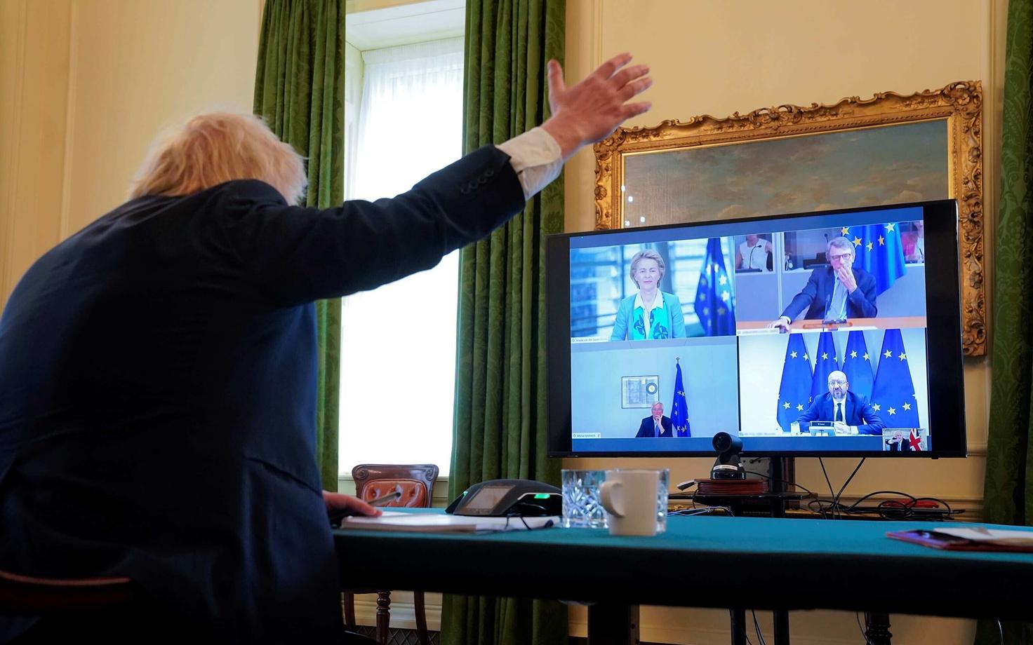 Briti peamininister Boris Johnson (seljaga) EL-i esindajatega videokonverentsi pidamas.
