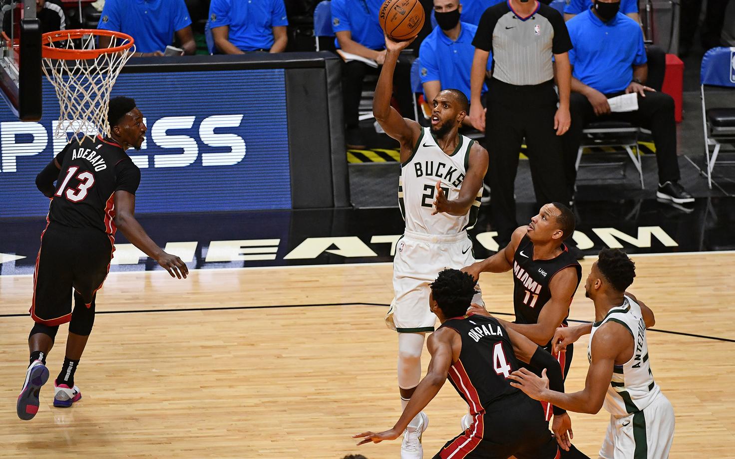 Khris Middleton (22) saatmas palli korvi