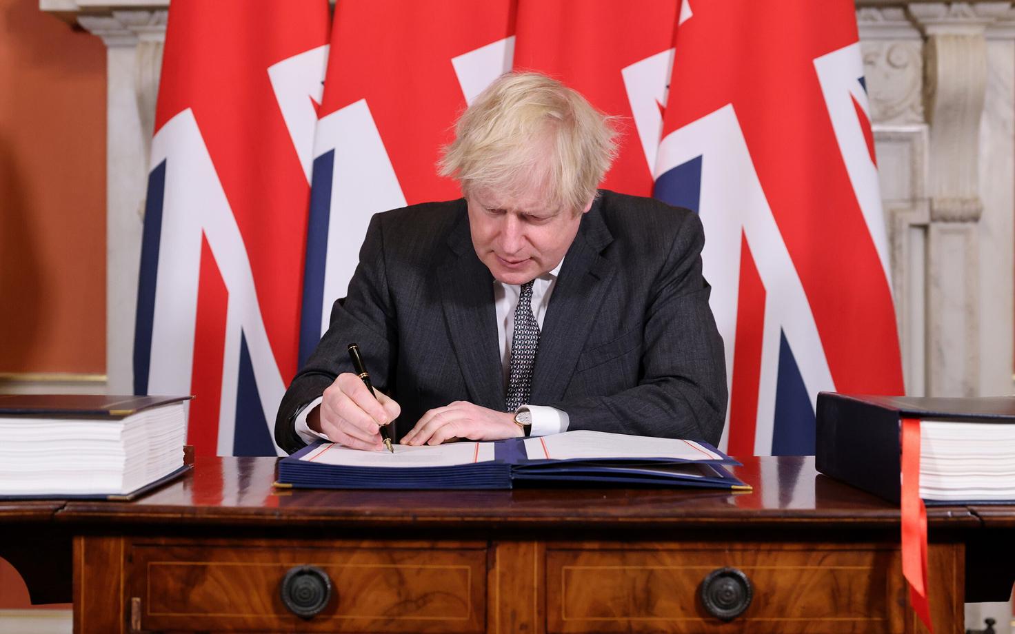 Johnson allkirjastamas lepet.