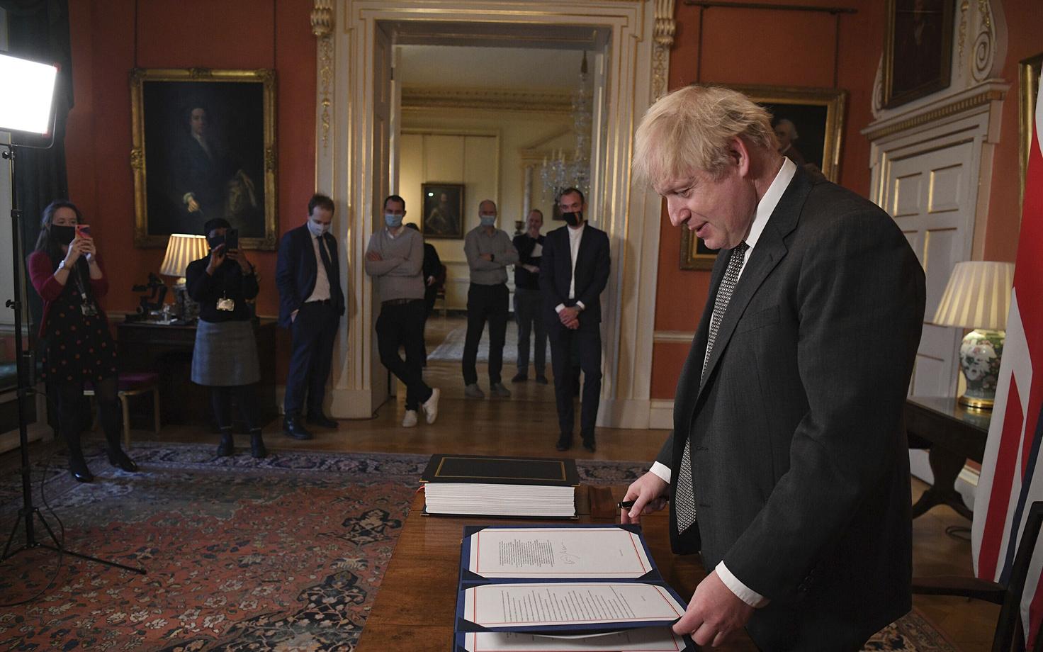 Briti peaminister Boris Johnson kaubandus- ja koostööleppega.