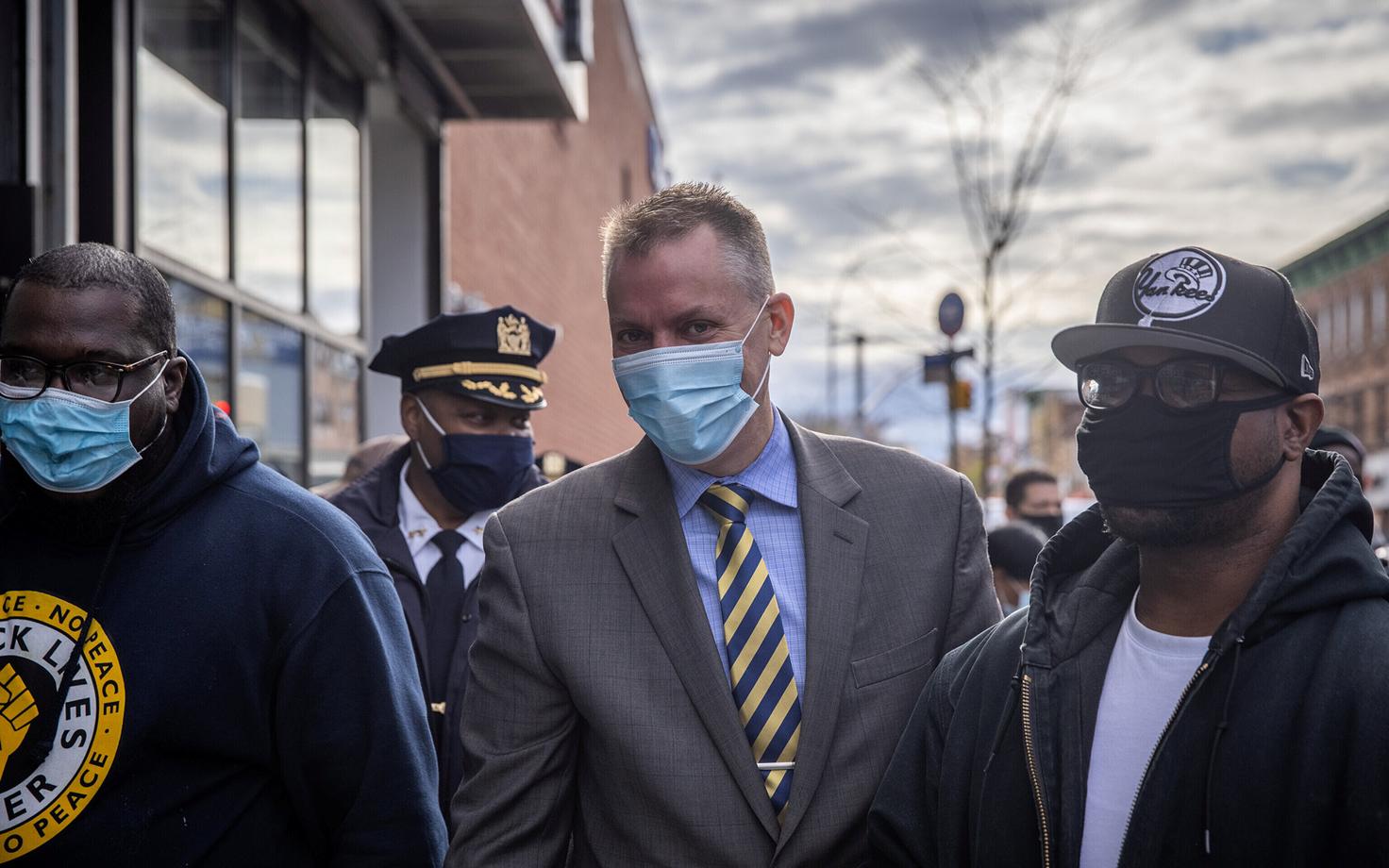 New Yorgi politseipealik Dermot Shea (keskel)