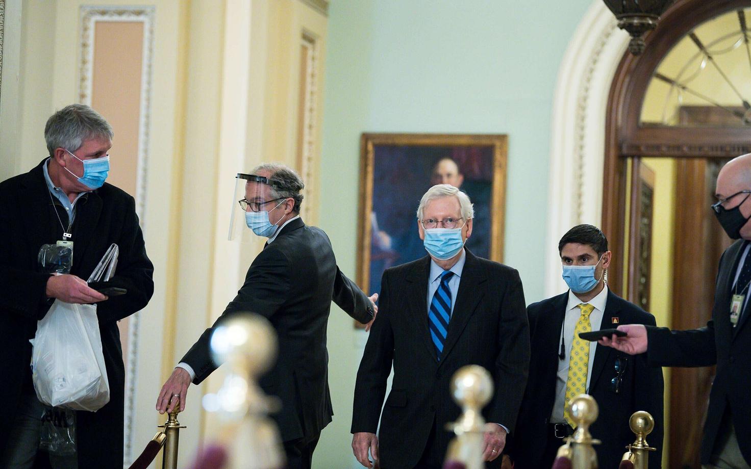 Senati enamuse liider Mitch McConnell (keskel) teel 1. jaanuari istungile