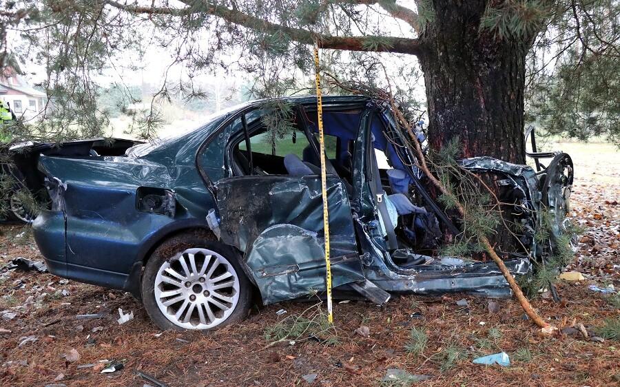 Pärnumaal toimunud avarii, milles hukkus vastu puud sõitnud auto juht.