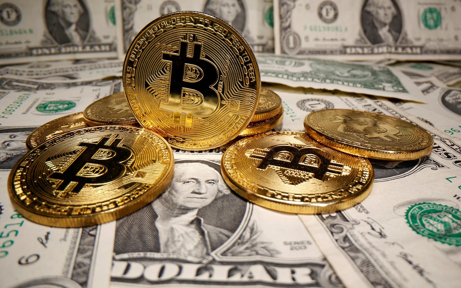 Bitcoinid ja USA dollarid.