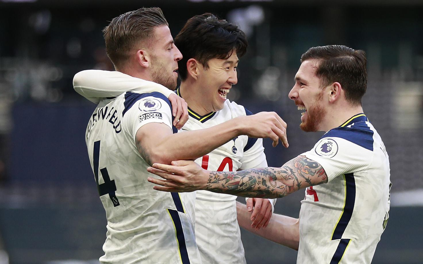 Tottenham Hotspuri mängijad väravat tähistamas