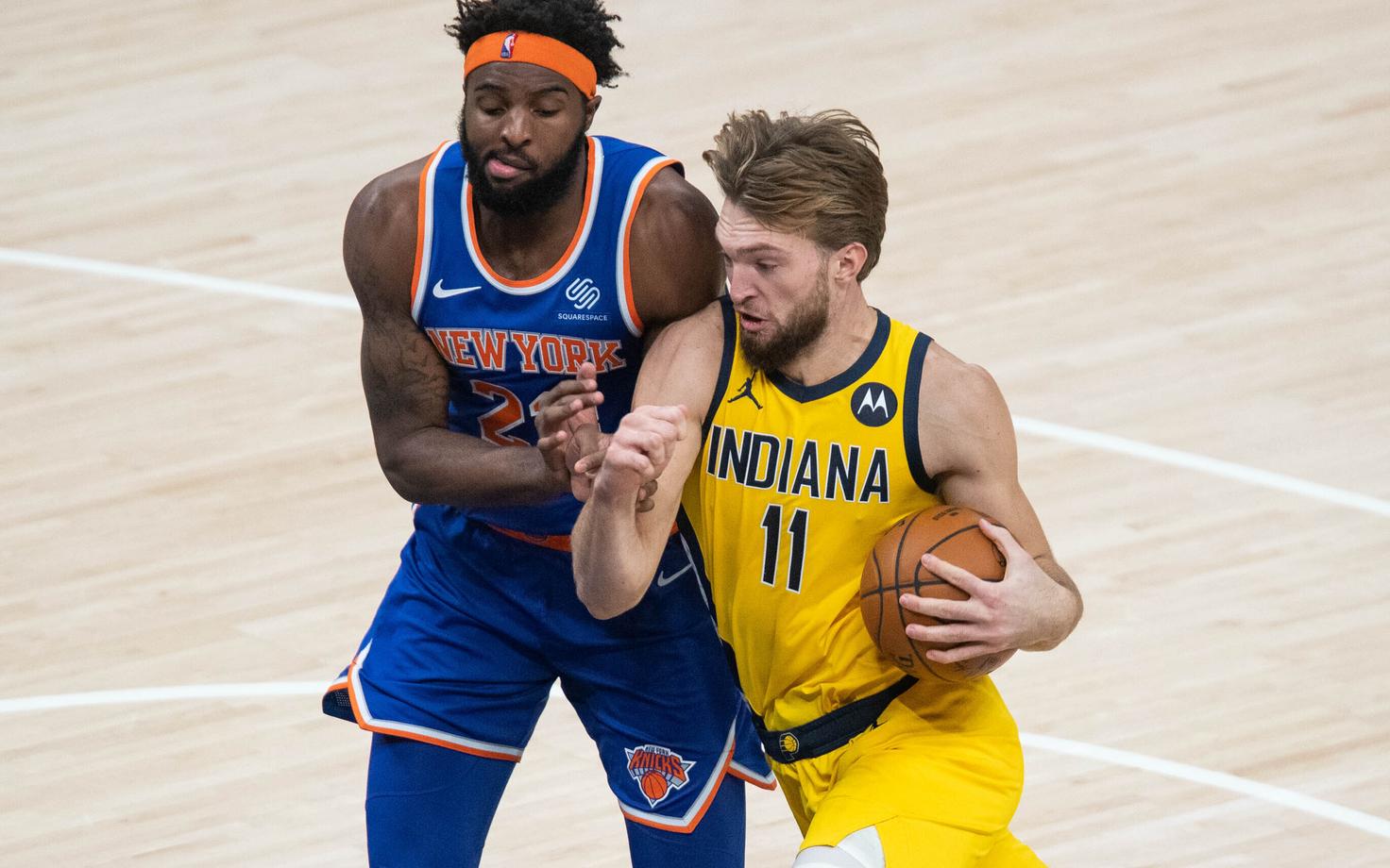 Domantas Sabonis (11) ja Mitchell Robinson (23)