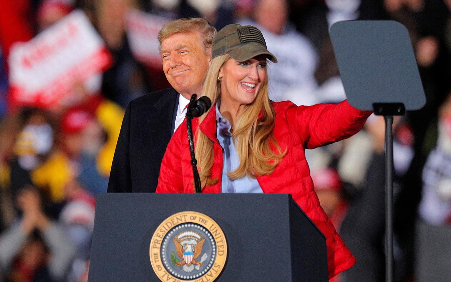 President Donald Trump toetas vabariiklast Kelly Loefflerit suurel kihutuskoosolekul õhtul enne valimispäeva.