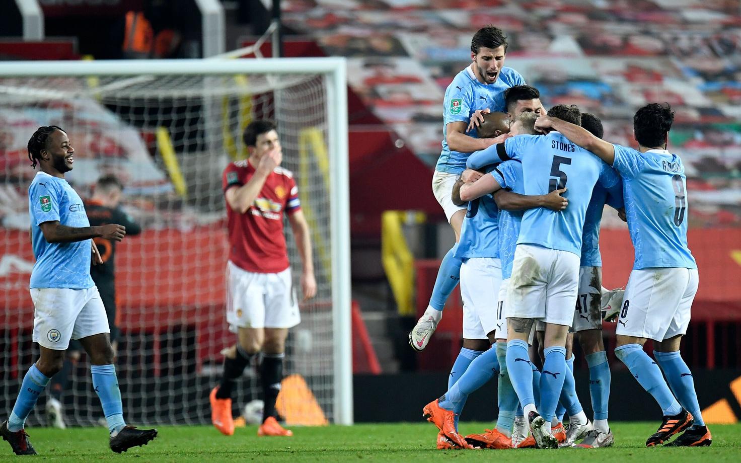 Manchester City mängijad väravat tähistamas