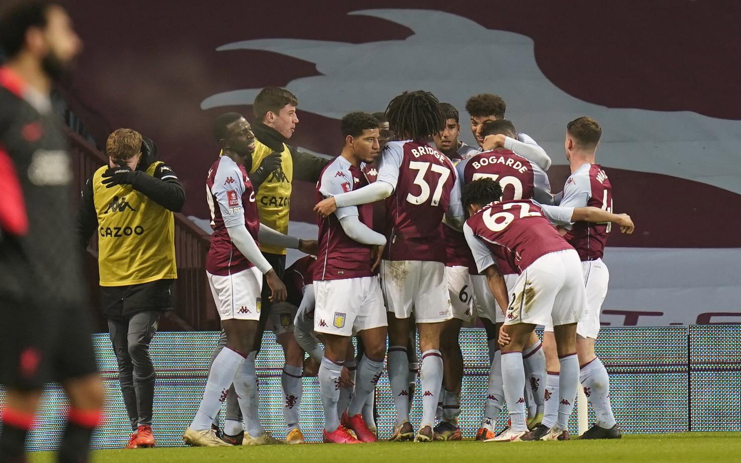 Aston Villa noormängijad Liverpoolile löödud väravat tähistamas