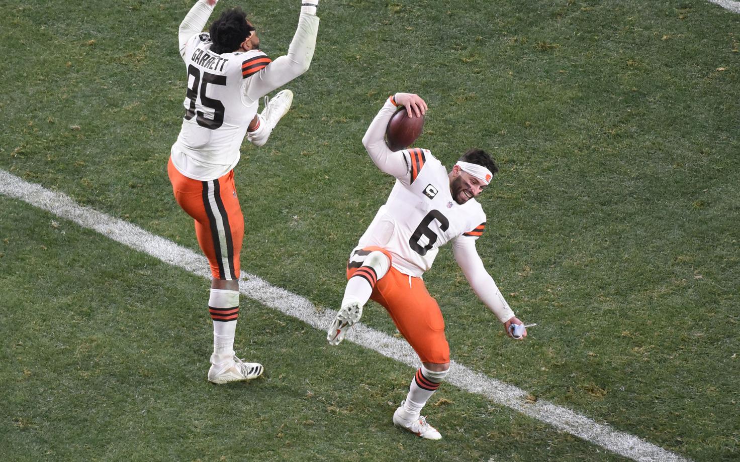 Cleveland Brownsi mängumehed Myles Garrett (#95) ja Baker Mayfield (#6) tähistamas Clevelandi esimest play-off võitu alates aastast 1994.