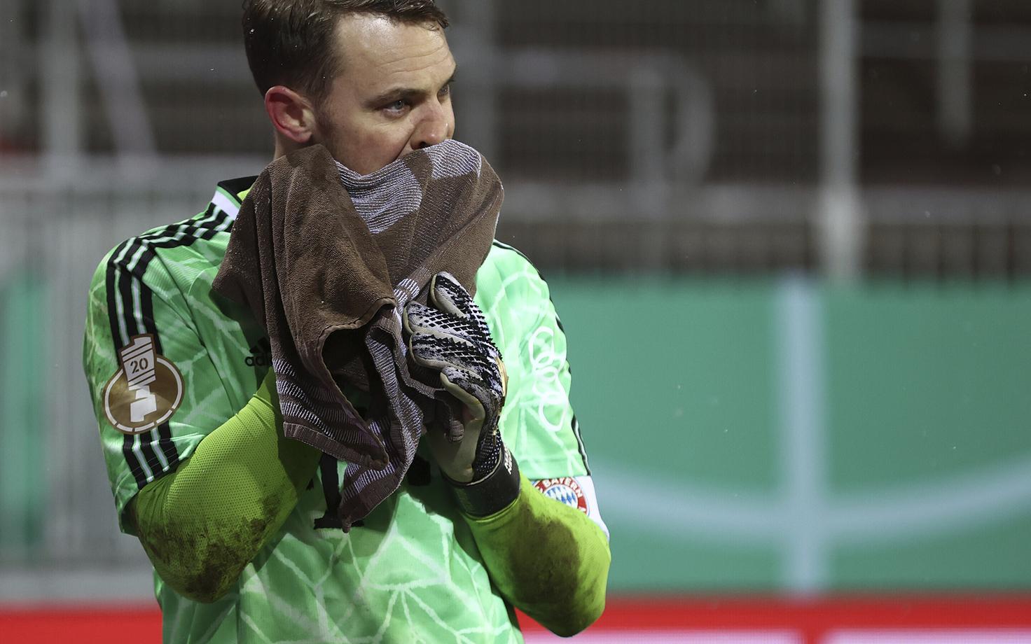 Müncheni Bayerni väravavaht Manuel Neuer on kaotuse üle nördinud