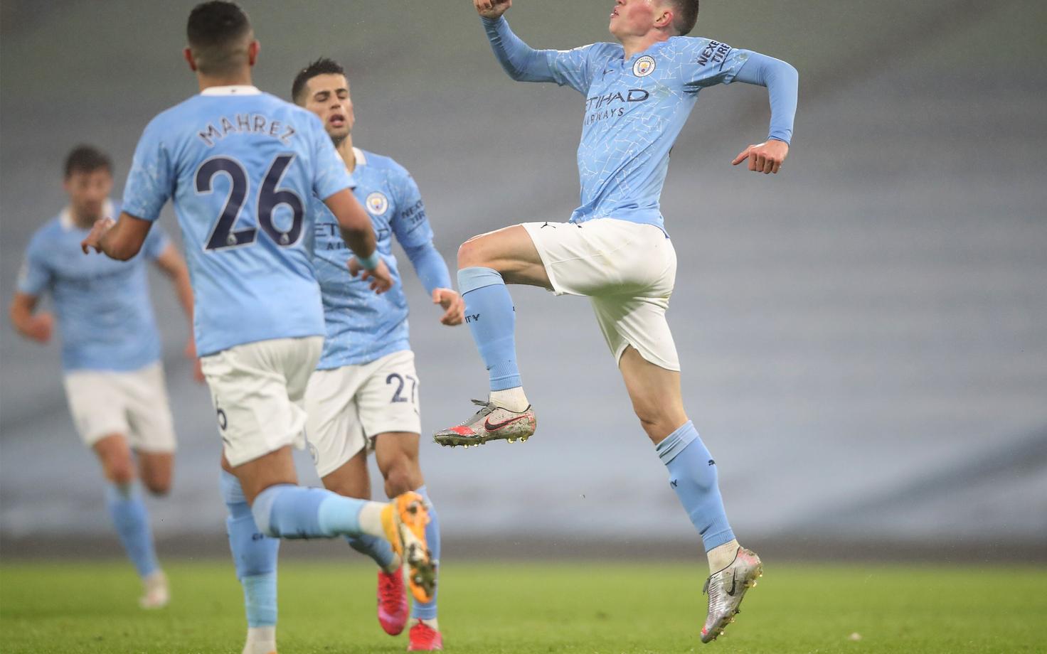 Phil Foden (paremal) tähistamas oma väravat