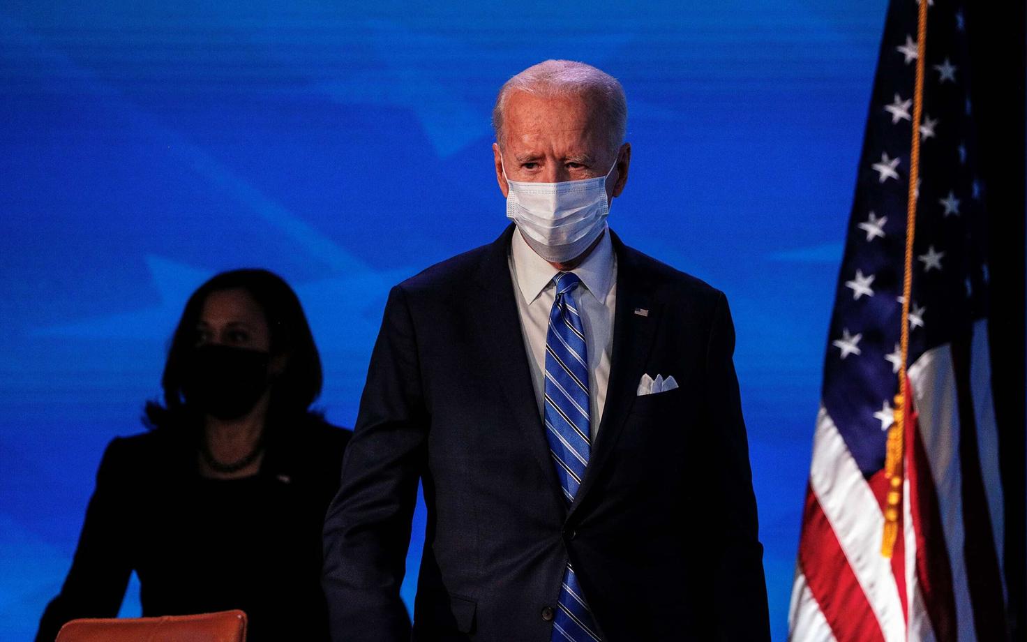 Joe Biden ja tema taga Kamala Harris.