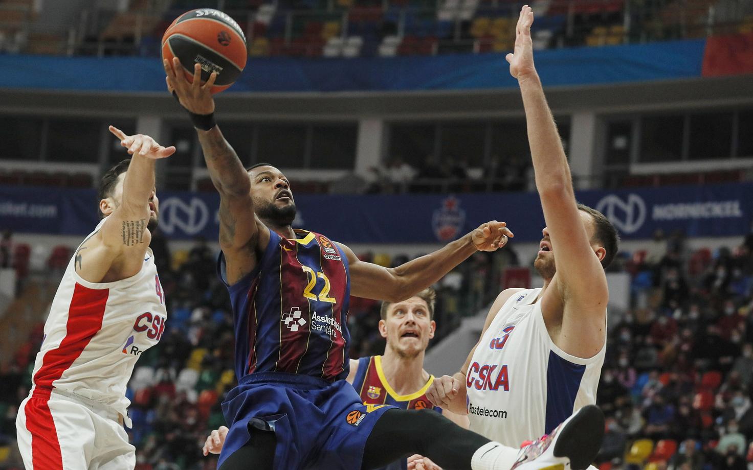 Cory Higgins (keskel) viskel Moskva CSKA vastu
