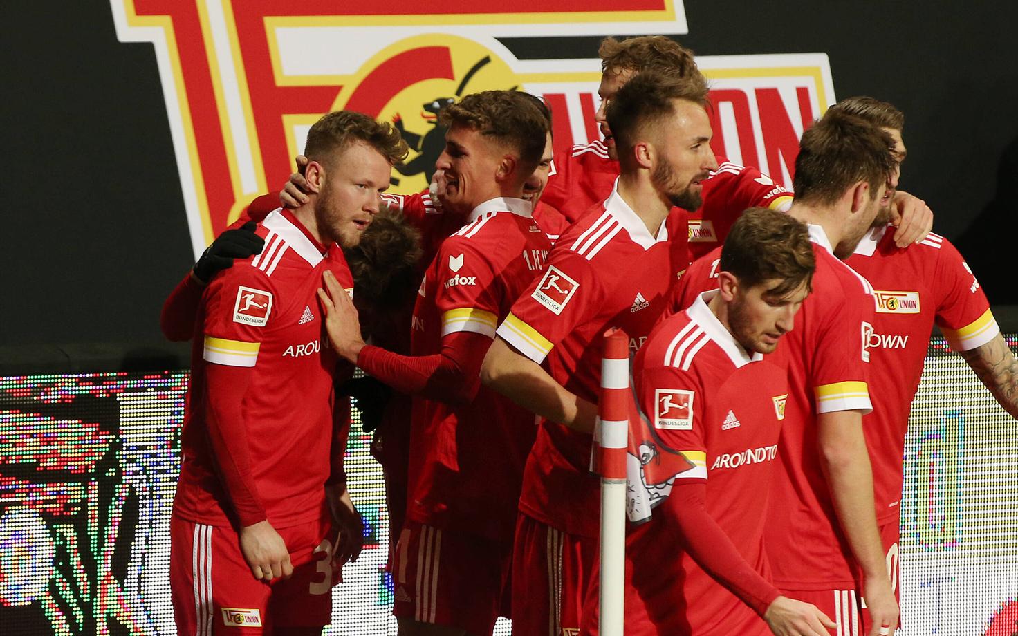 Berliini Unioni mängijad väravat tähistamas