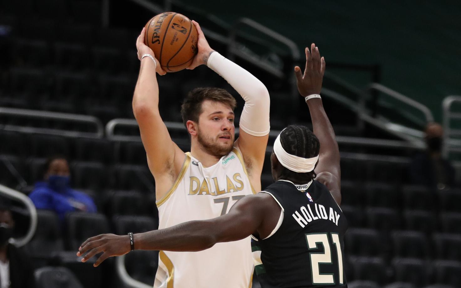 Luka Doncic ja Jrue Holiday