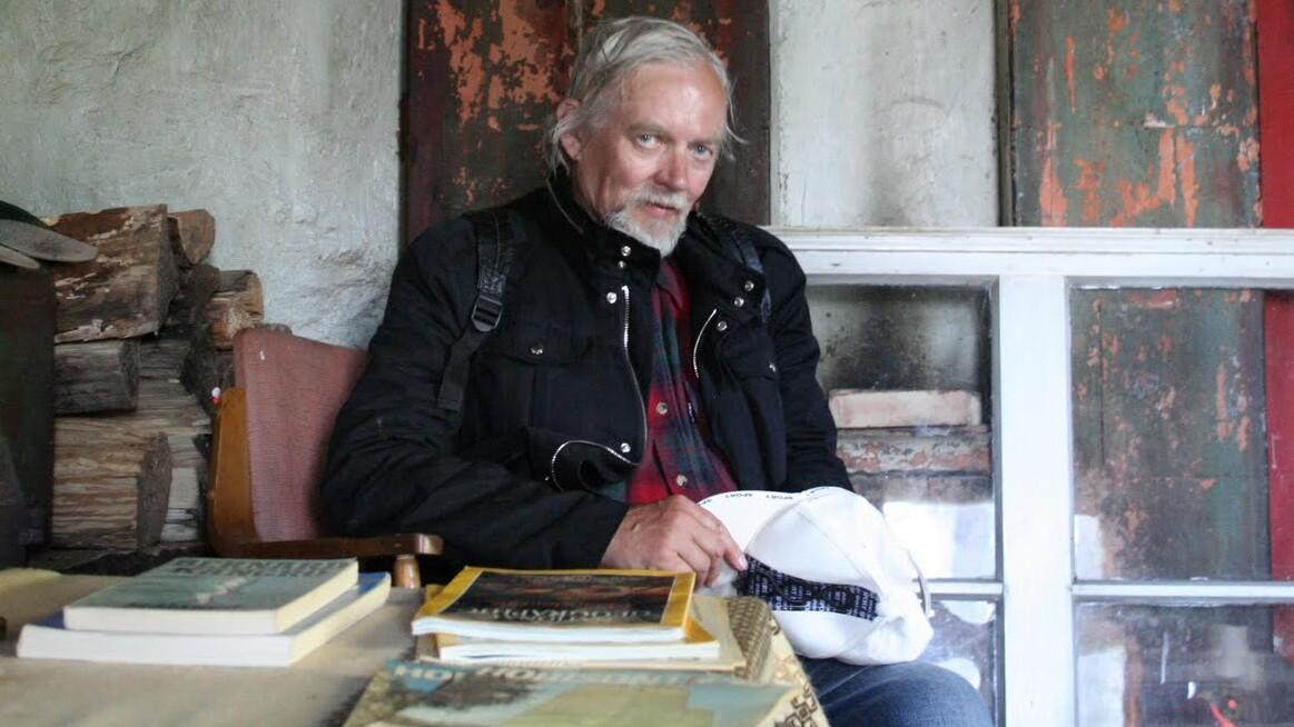 Kirjanik ja tõlkija Andres Ehin (1940–2011) Lätis Rein Sepa majas.