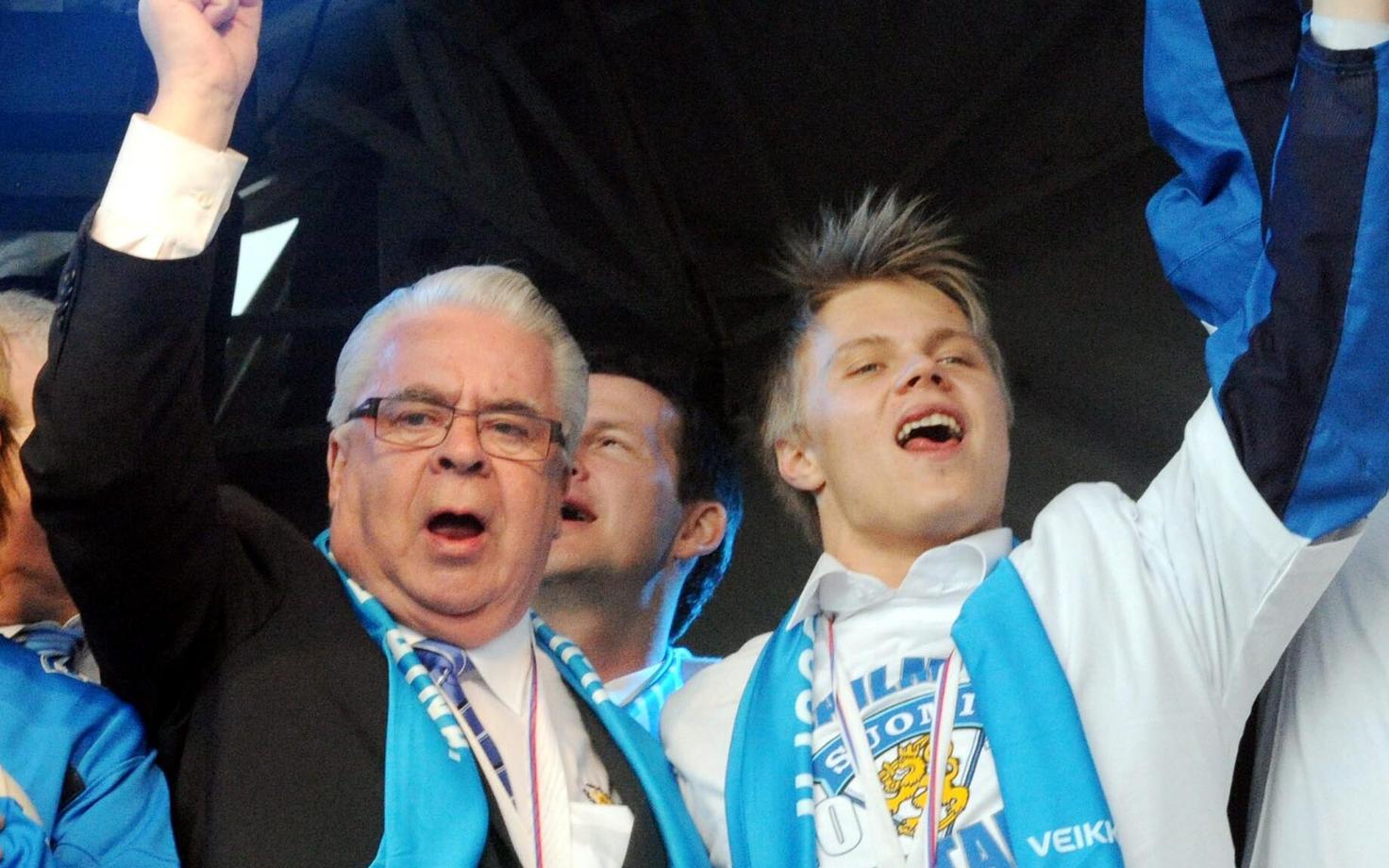 Kalervo Kummola (vasakul) ja Mikael Granlund pärast Soome hokikoondise triumfi 2011. aasta MM-il
