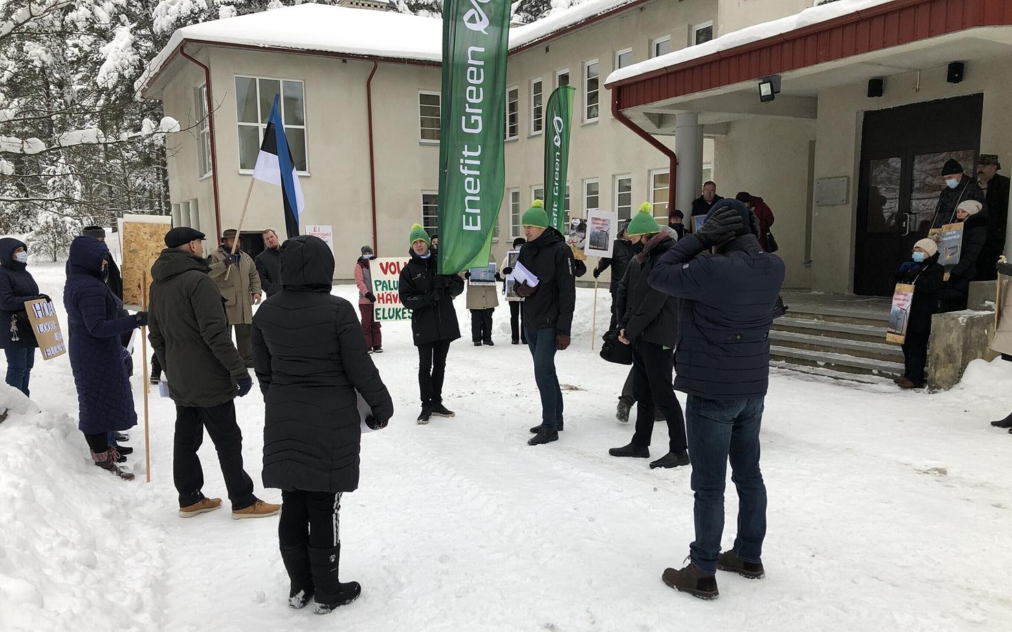 Risti tuulepargi vastane meeleavaldus Palivere koolimaja ees