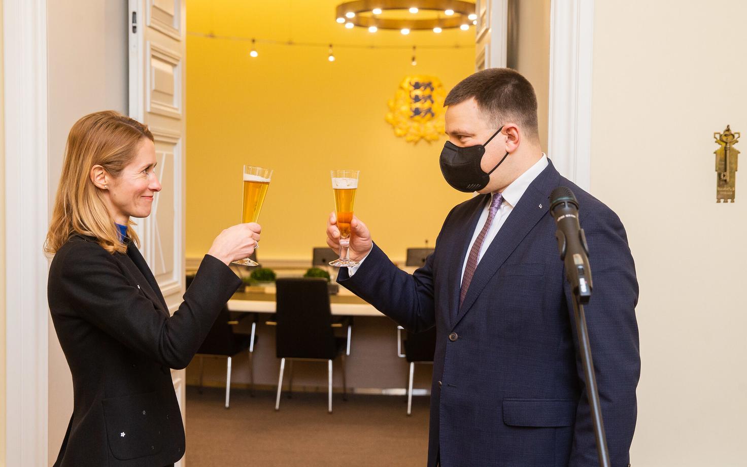 Jüri Ratas andis peaministriameti Kaja Kallasele üle.