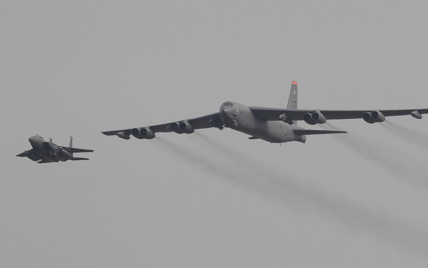 Pommitaja B-52 ja teda saatev hävituslennuk