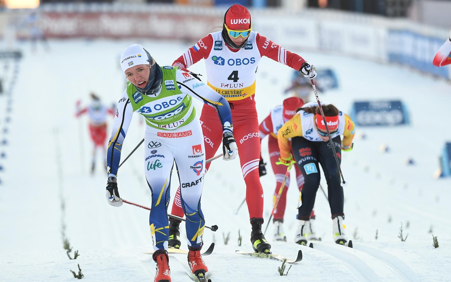 Linn Svahn edestas Faluni MK-etapi ühisstardist sõidus Julia Stupakki (number 4) ja Therese Johaugi (5)