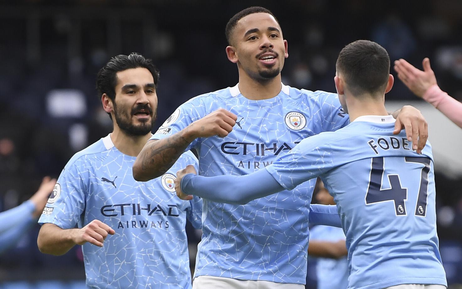 Ilkay Gündogan (vasakul) ja Phil Foden (paremal) tähistavad Gabriel Jesusiga Sheffieldile löödud väravat