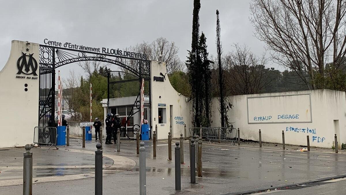Märulipolitsei Commanderie' treeningkeskuse väravate ees
