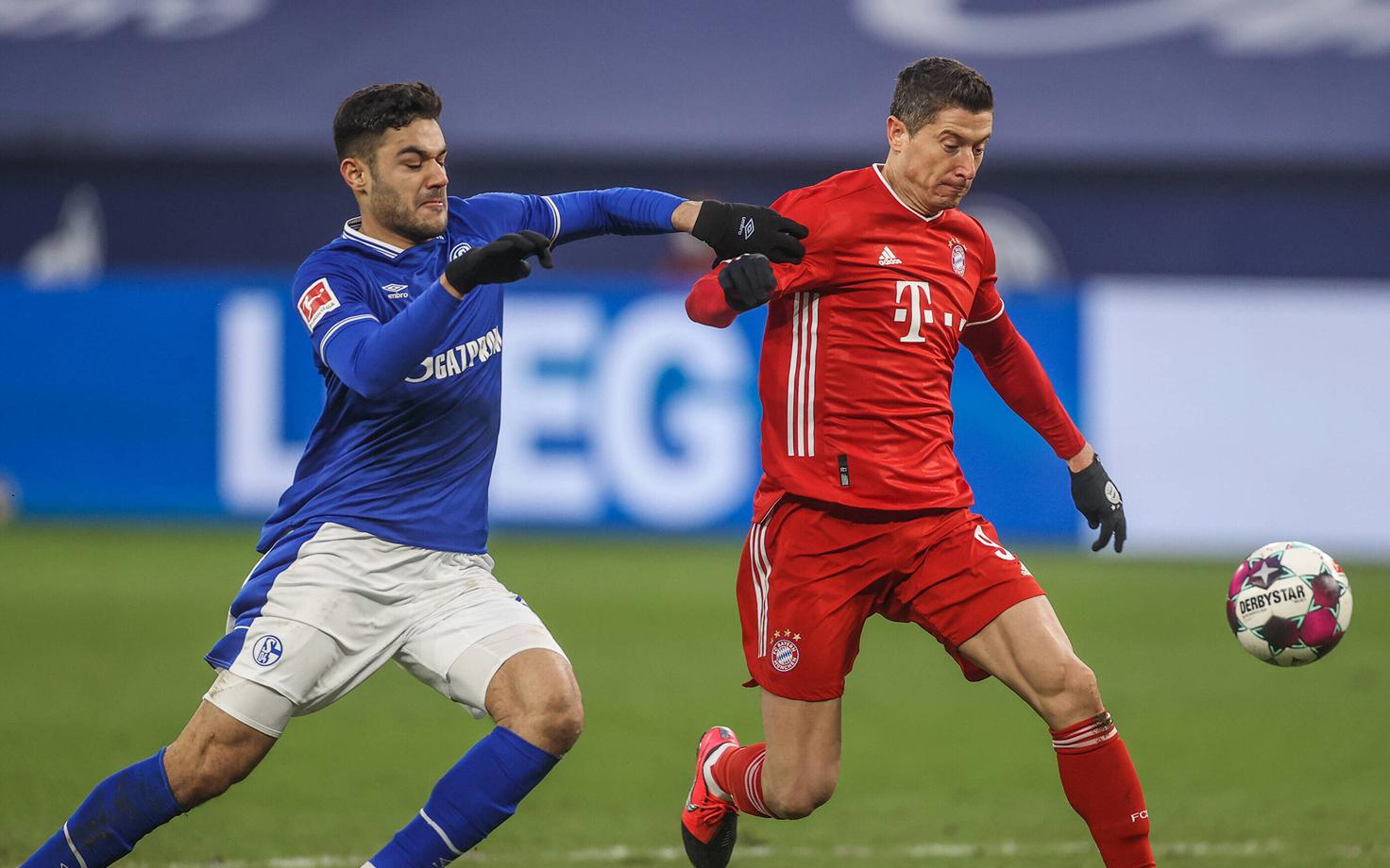 Ozan Kabak ja Robert Lewandowski Schalke ja Bayerni kohtumises