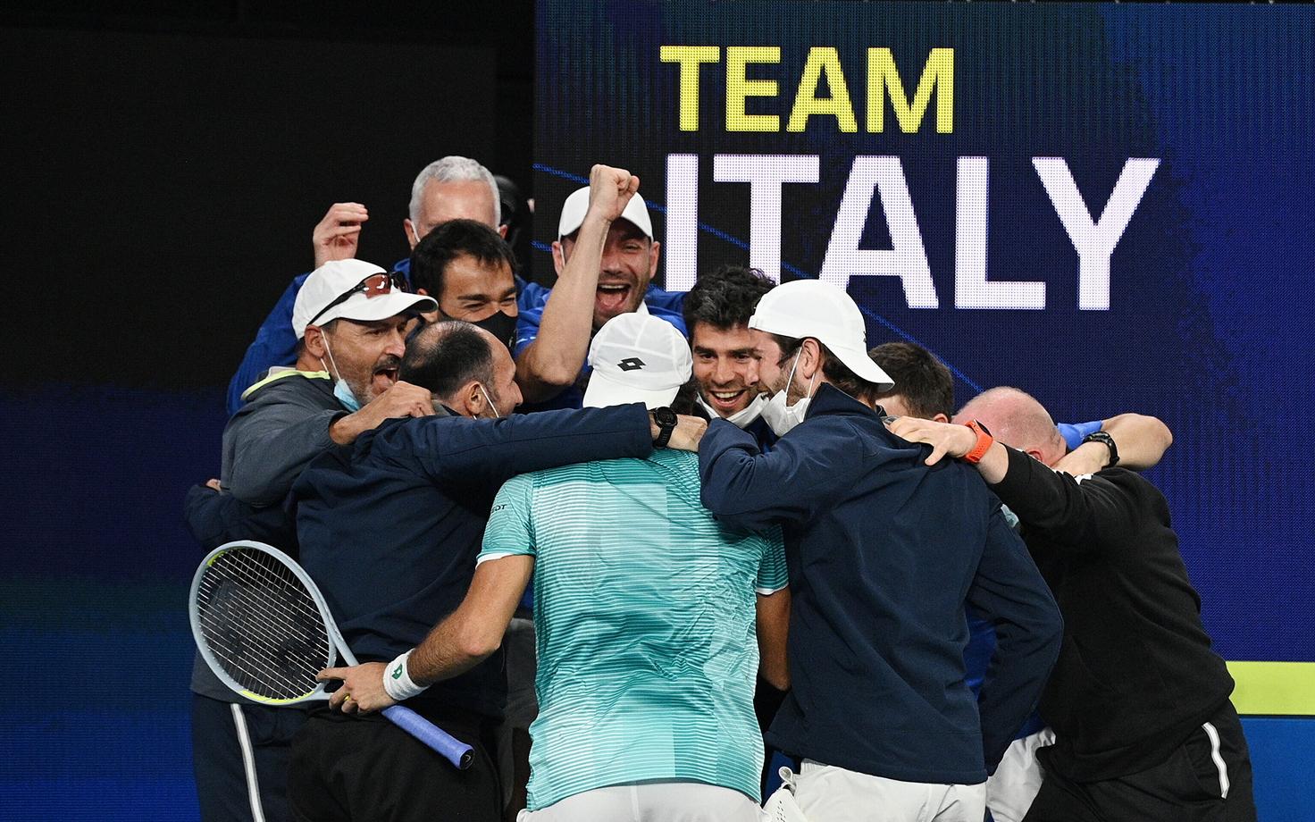 Itaalia koondis tähistamas Matteo Berrettini võitu
