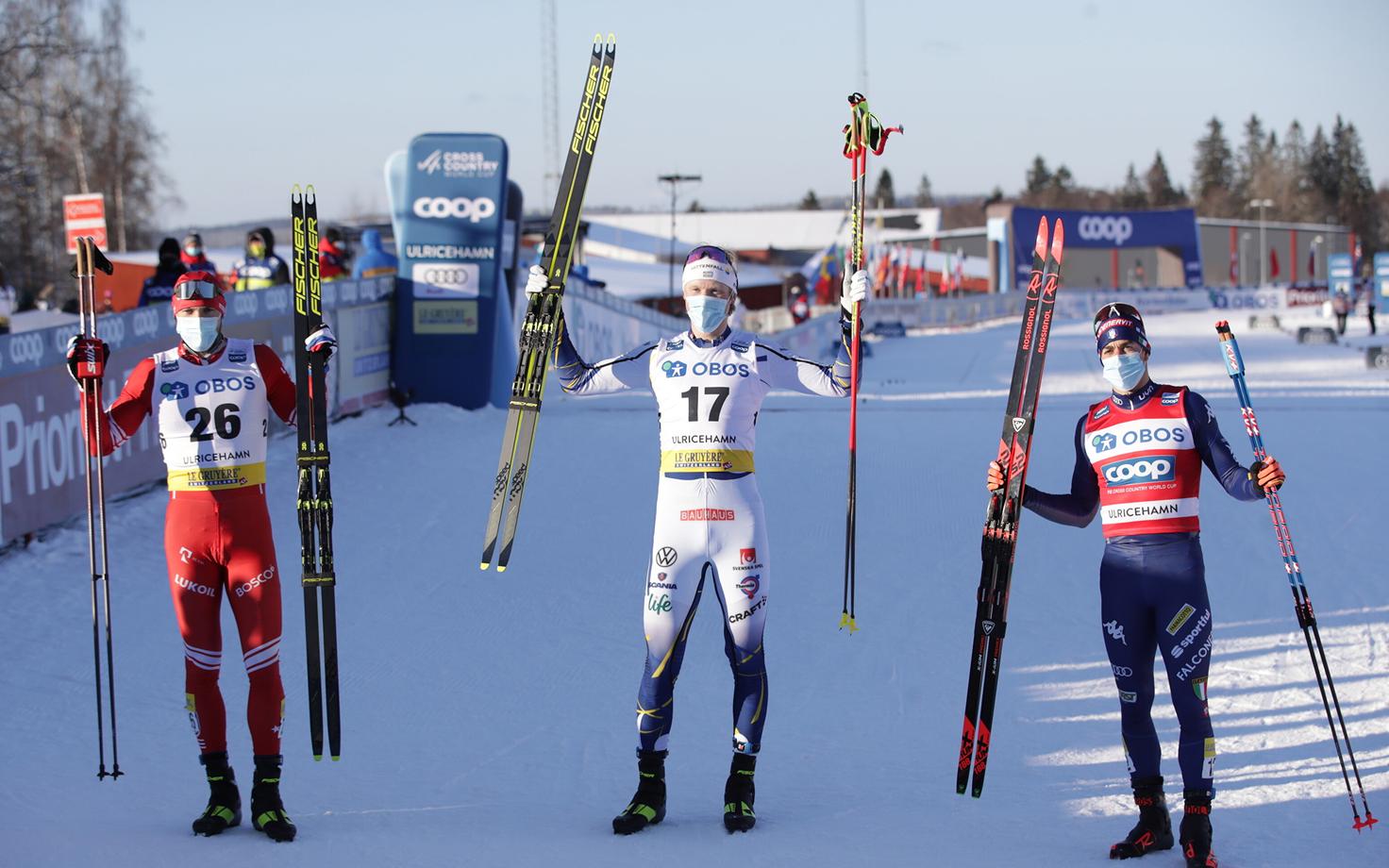Oskar Svensson (keskel)