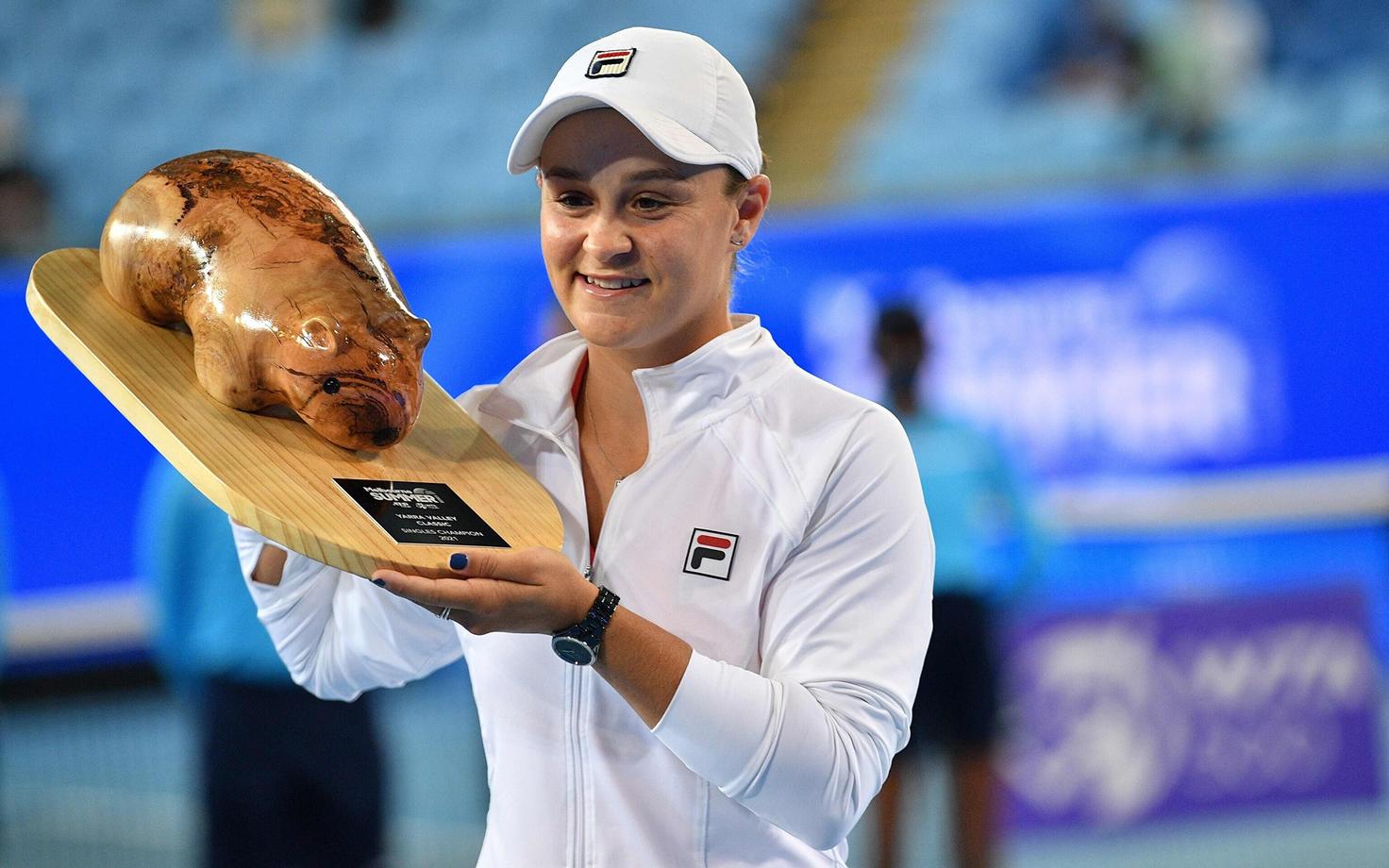 Ashleigh Barty võidutrofeega.