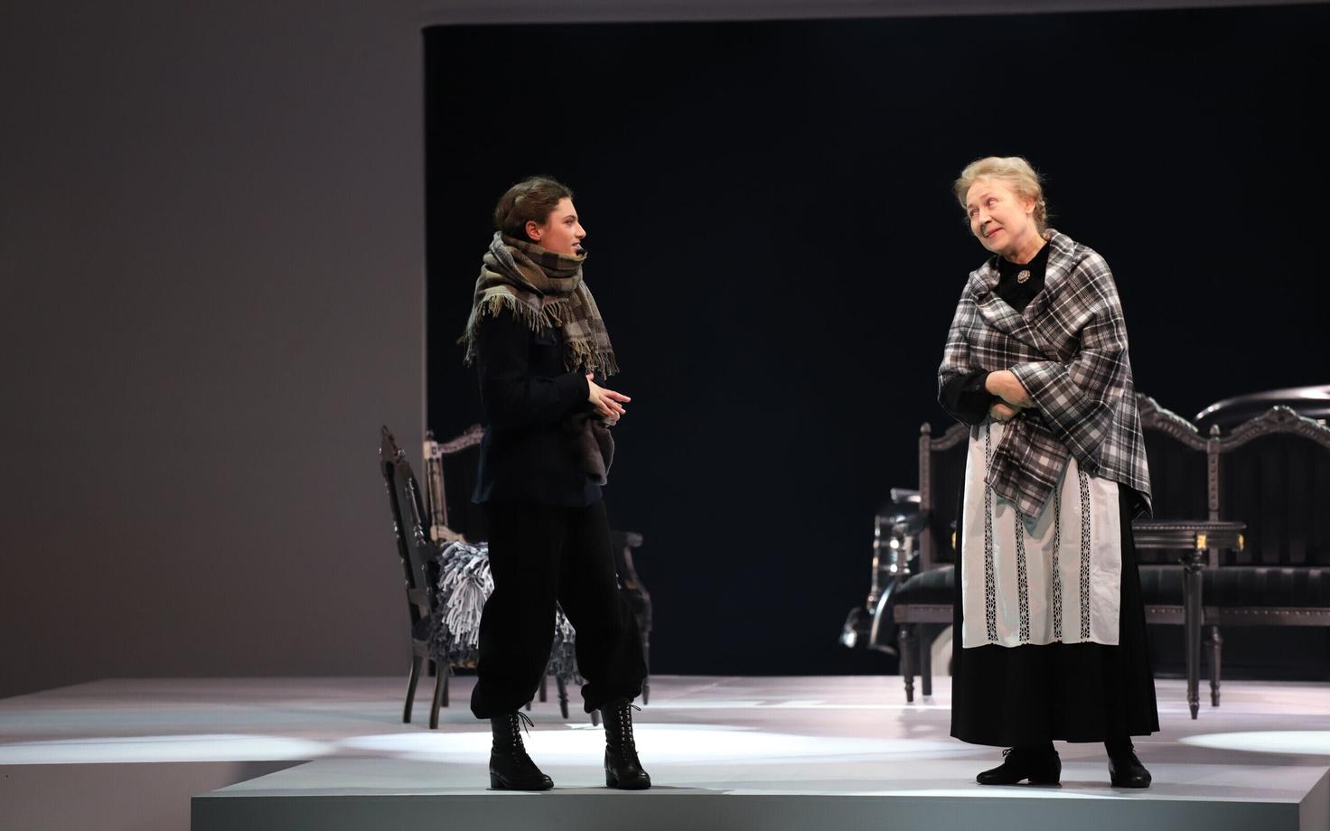 Ilona - Maarja Johana Mägi (vasakul), Niskamäe vanaperenaine - Külliki Saldre.