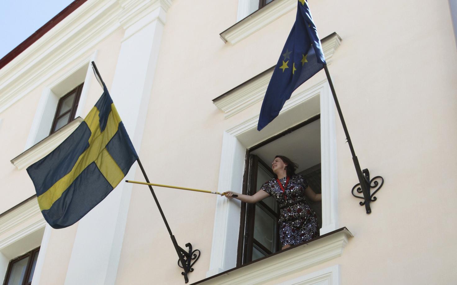Rootsi Minski saatkonna töötaja lippu kohendamas.