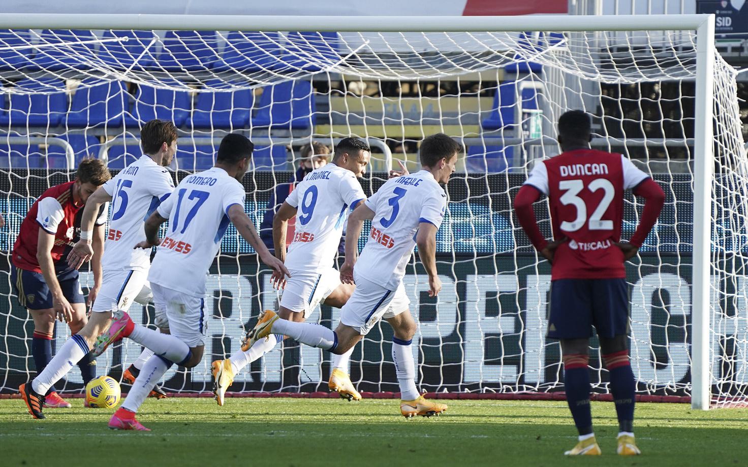 Atalanta mängijad Cagliari üle võidu toonud väravat tähistamas