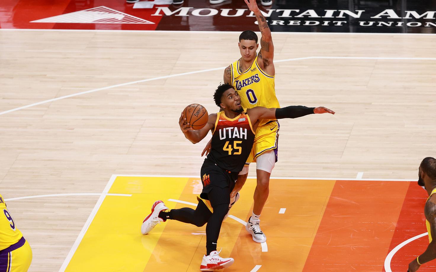 Donovan Mitchell möödumas Kyle Kuzmast.