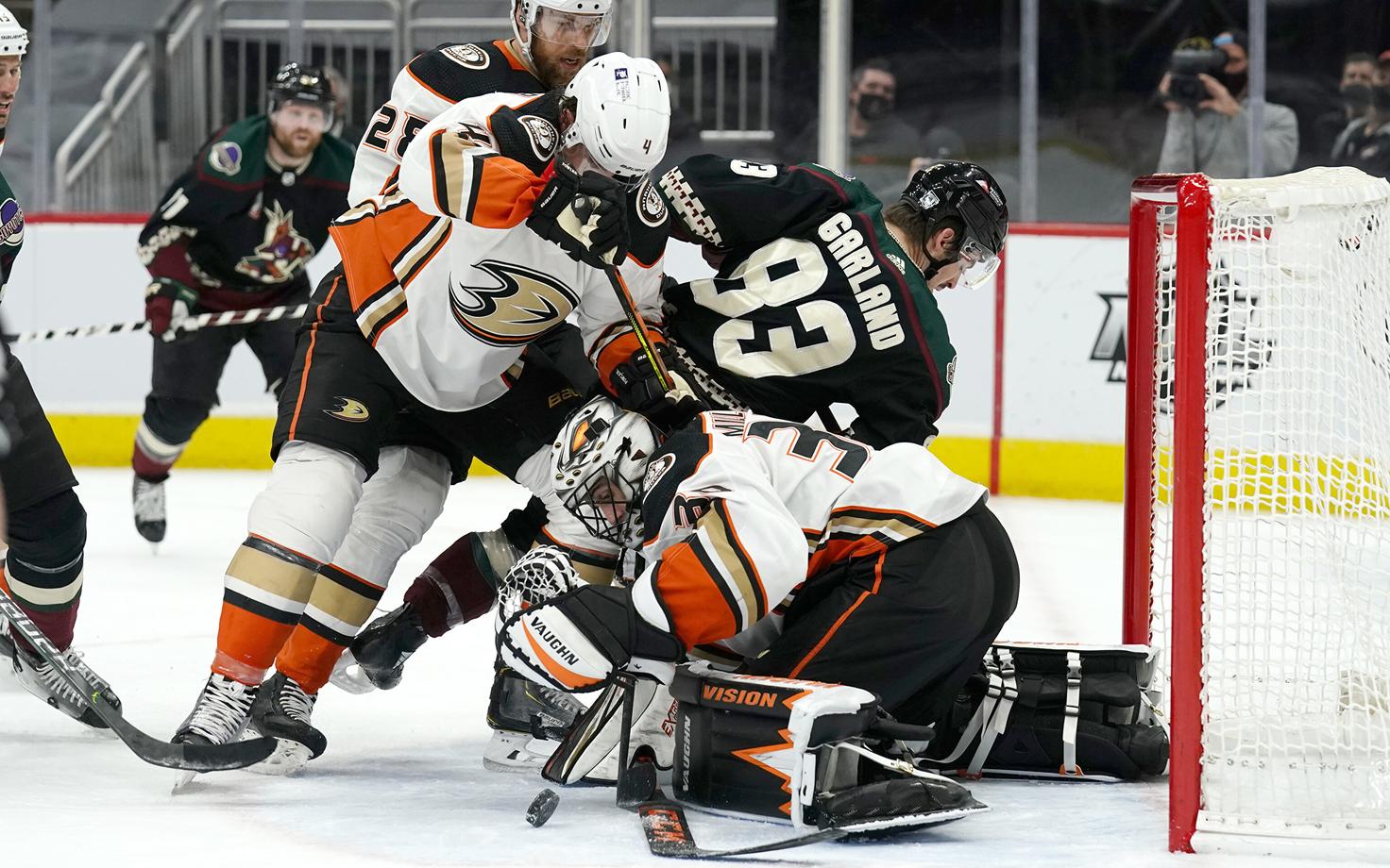 Arizona Coyotes alistas karistusvisete järel Anaheim Ducksi.