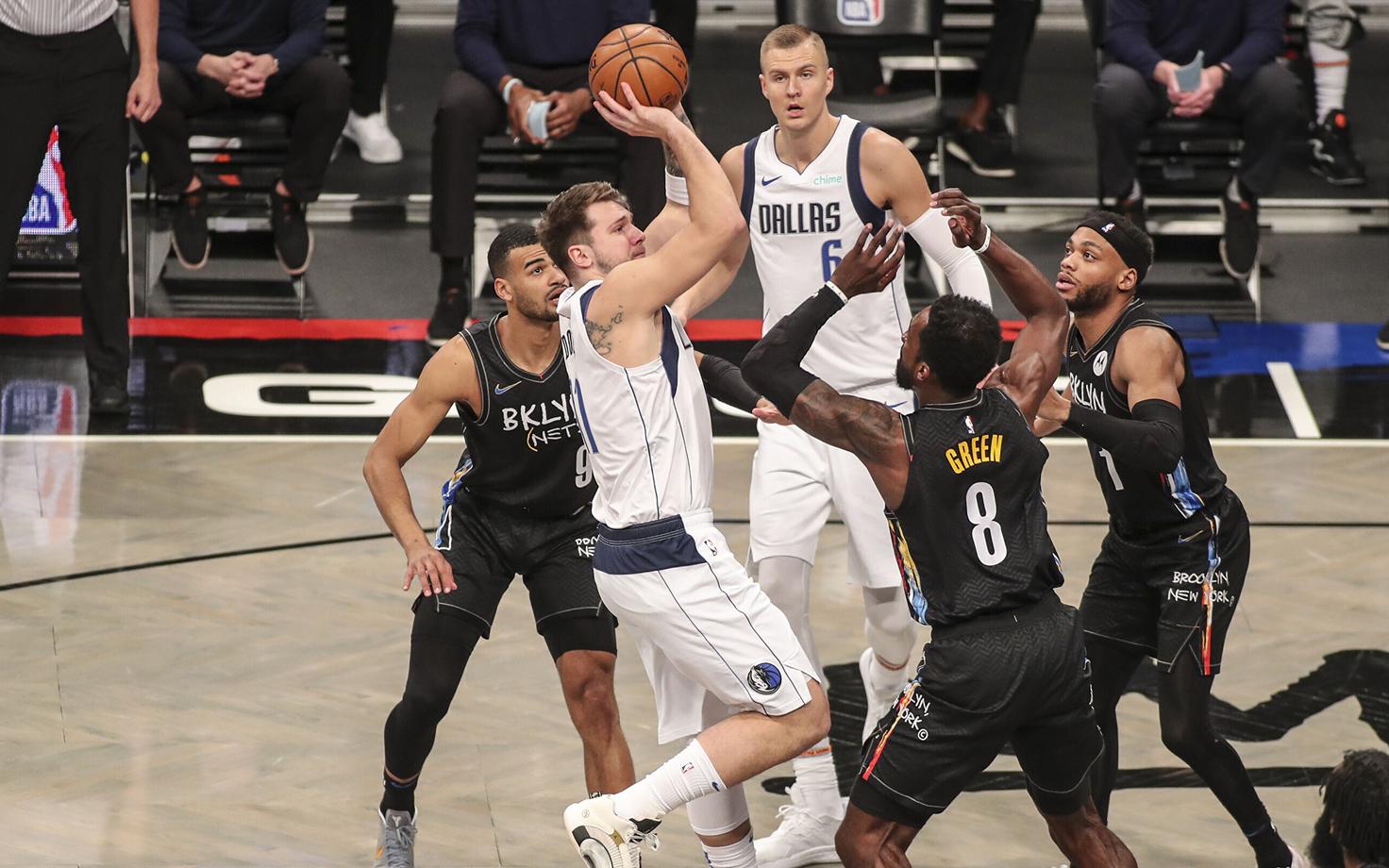 Luka Doncic viskel mängus Brooklyn Netsi vastu