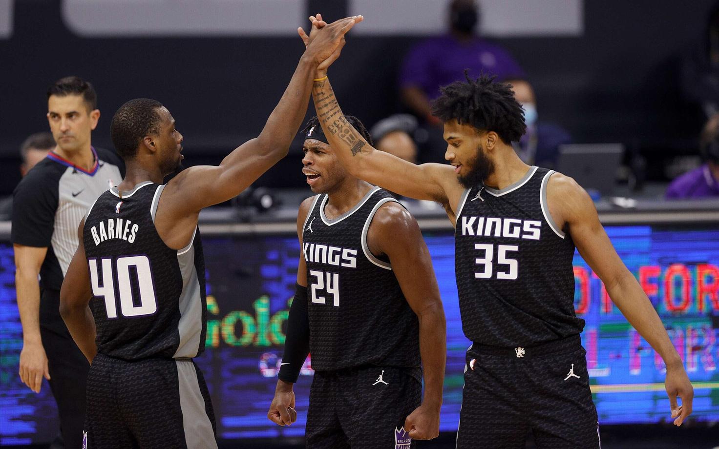 Harrison Barnes (vasakult), Buddy Hield ja Marvin Bagley III.
