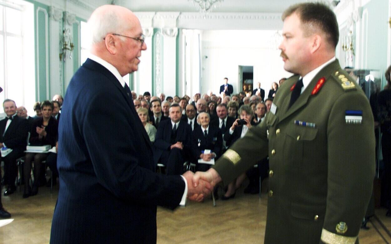 Johannes Kert president Lennart Merilt ordenit saamas.