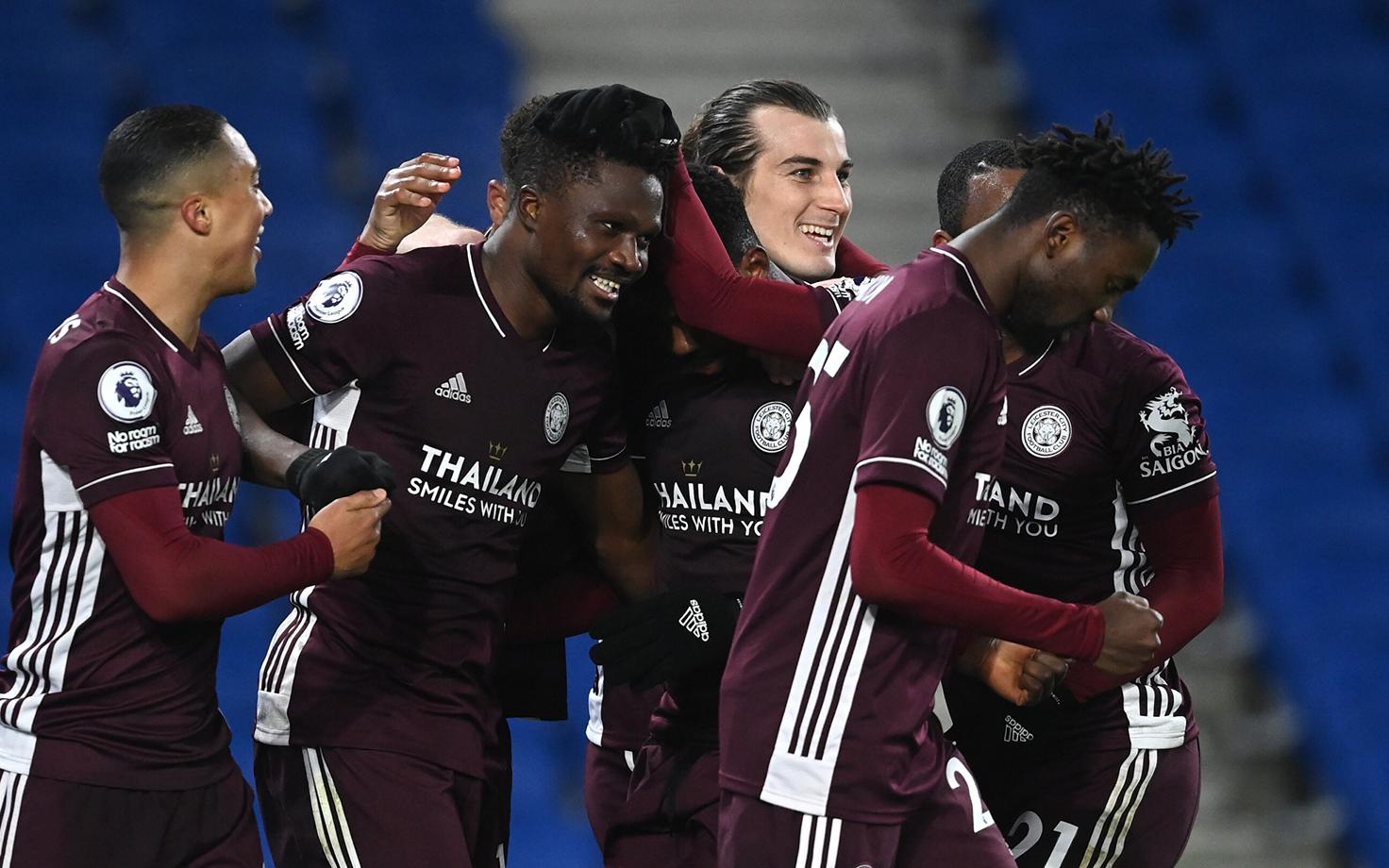Leicesteri jalgpallimeeskond Daniel Amartey (vasakult teine) võiduväravat tähistamas