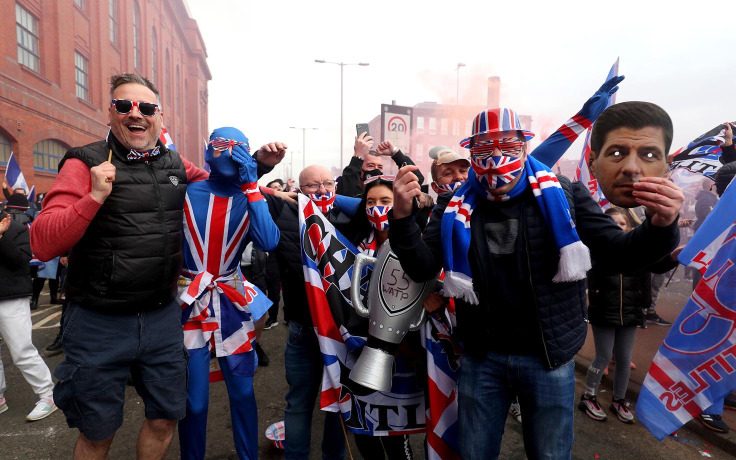 Rangersi fännid kogunesid pärast tiitlivõitu Glasgows.