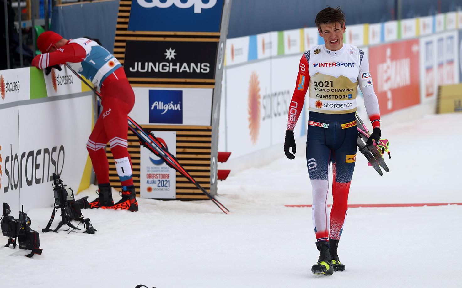 Johannes Hösflot Kläbo sai pärast finišit ka võitja särgi selga, taamal pisarais Aleksandr Bolšunov.