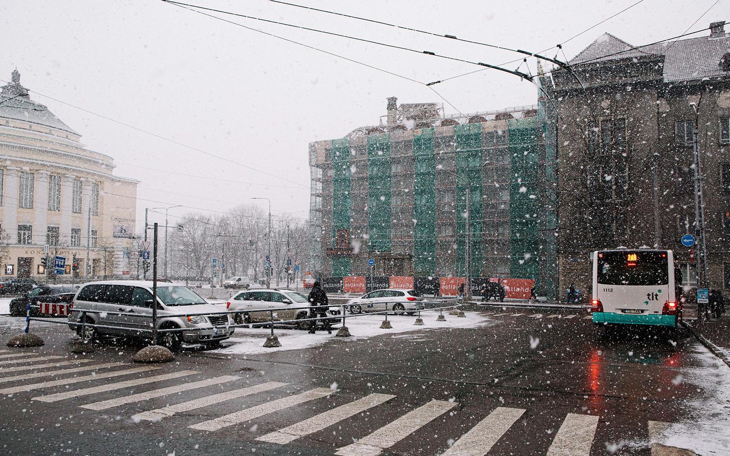 Снег.