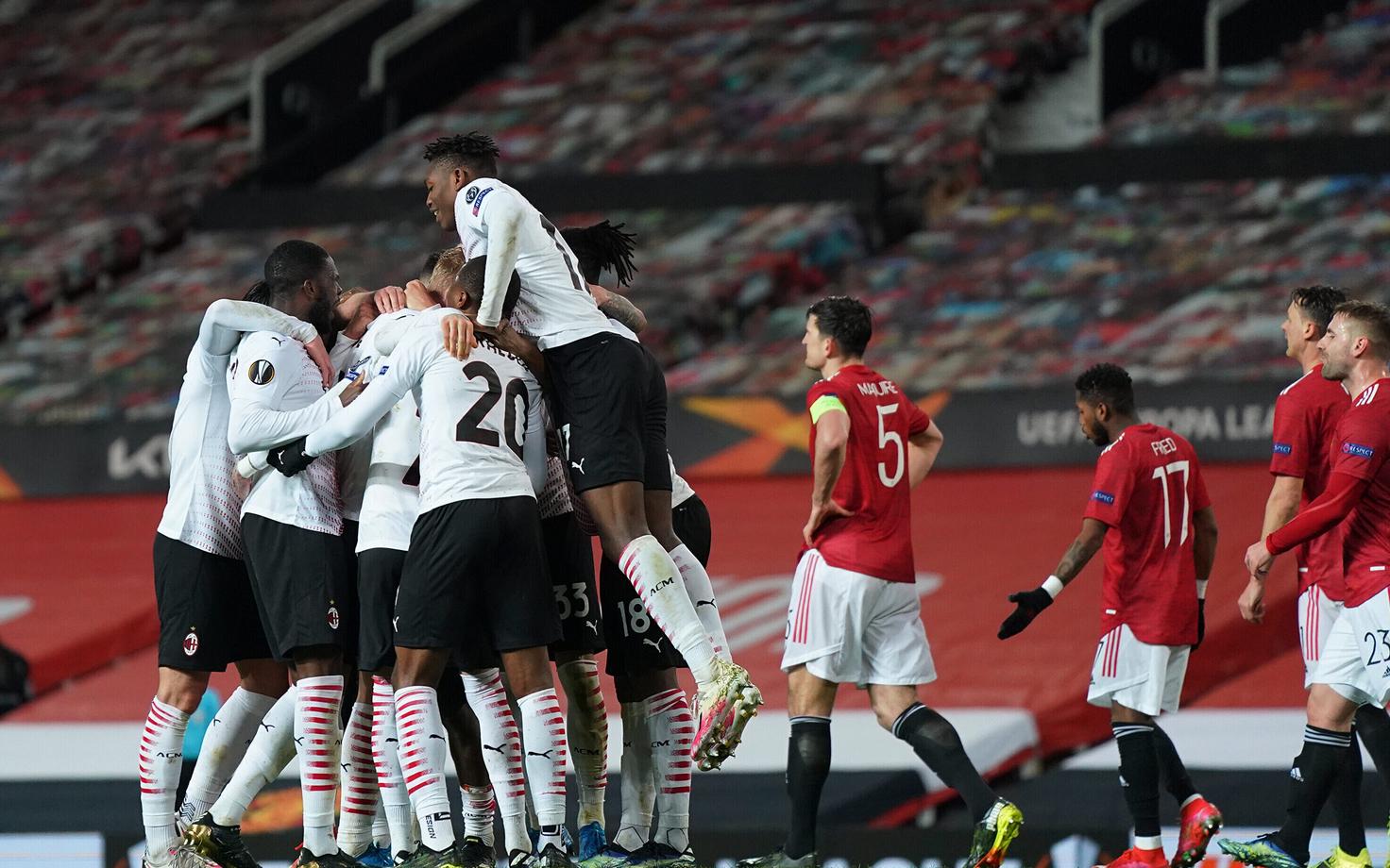AC Milani mängijad tähistamas Manchester Unitedile löödud väravat