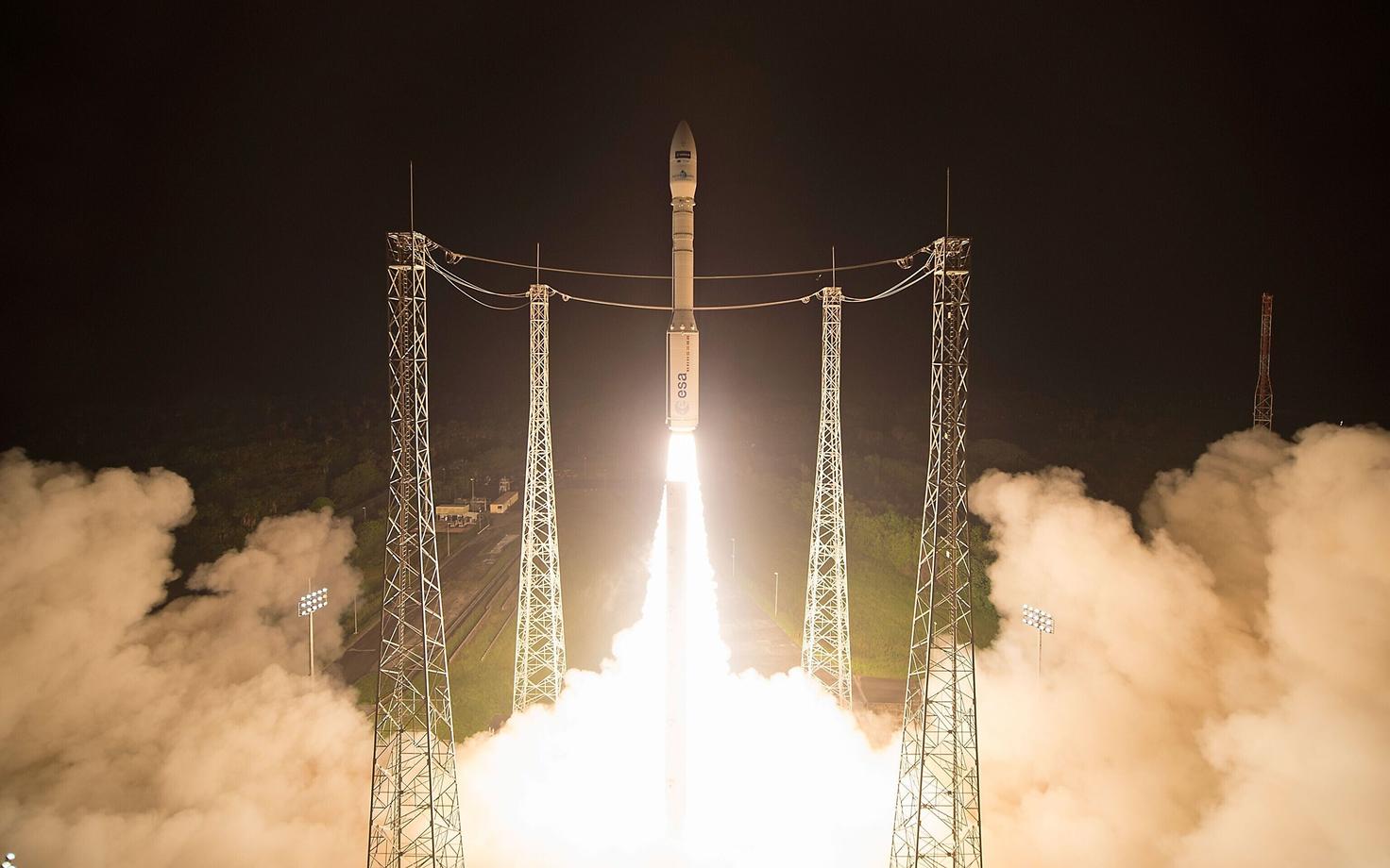 Satelliidi orbiidile start. Foto on illsutratiiven