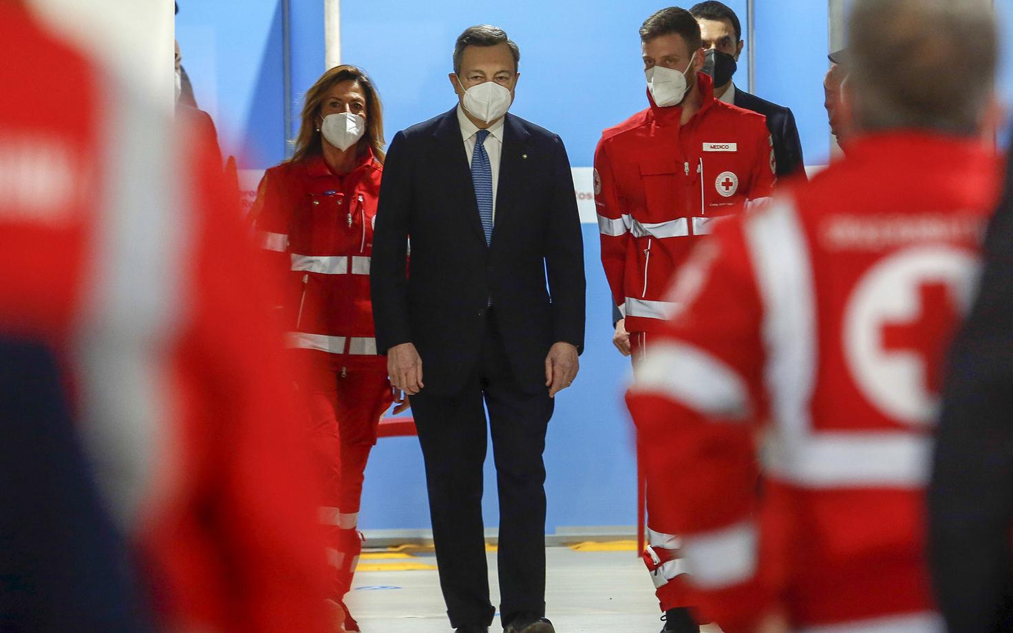 Itaalia peaminister Mario Draghi külastamas vaktsineerimiskeskust.
