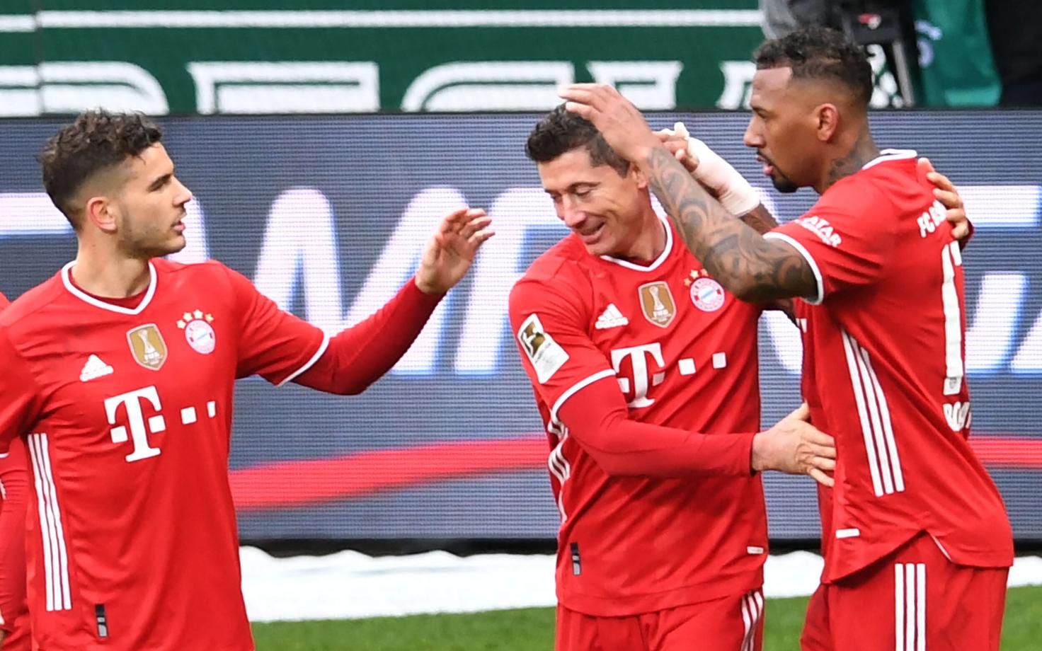 Robert Lewandowski (keskel)